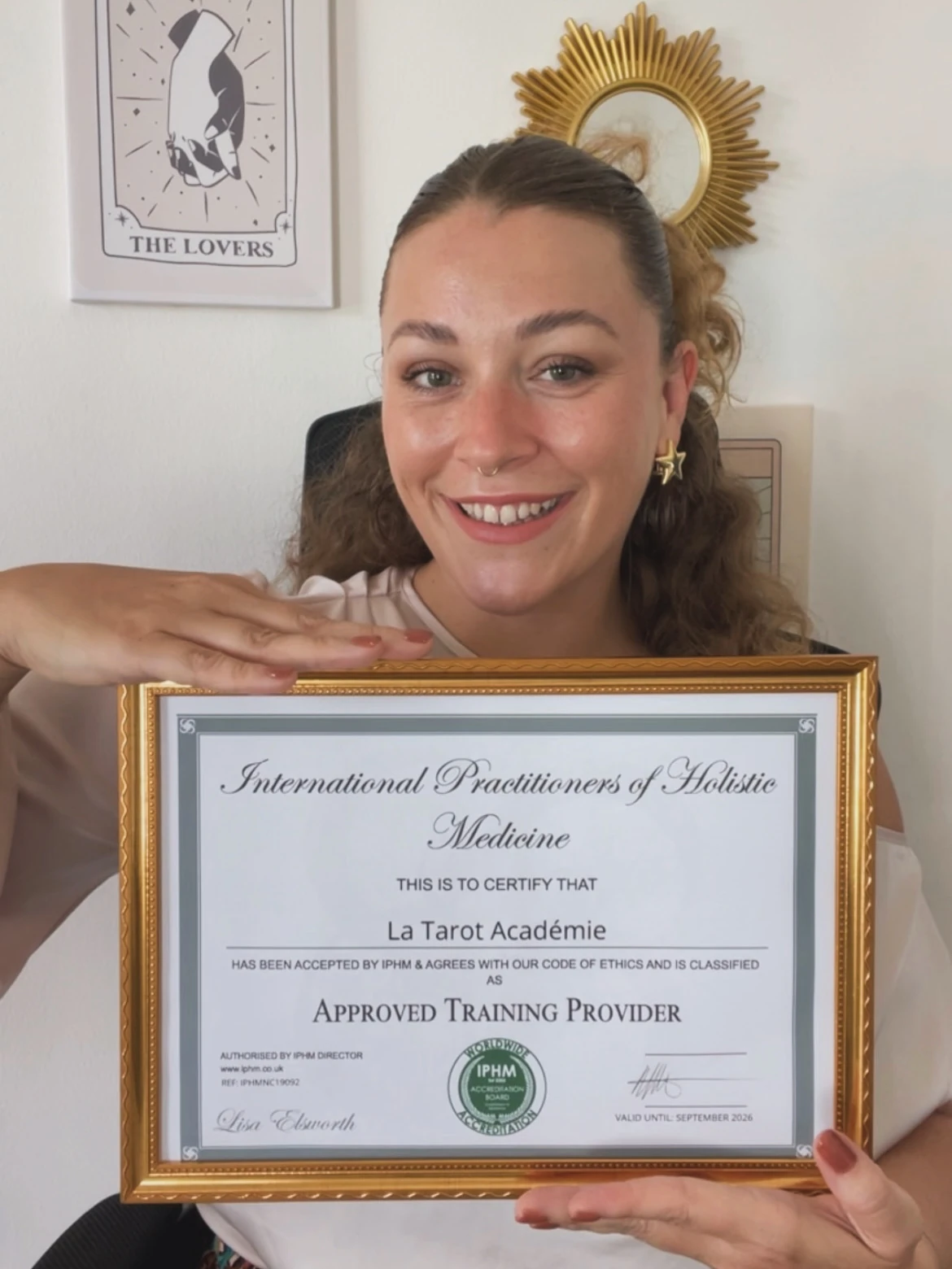 Chiara Regazzoni présente le diplôme d'accréditation IPHM de la Tarot Académie.