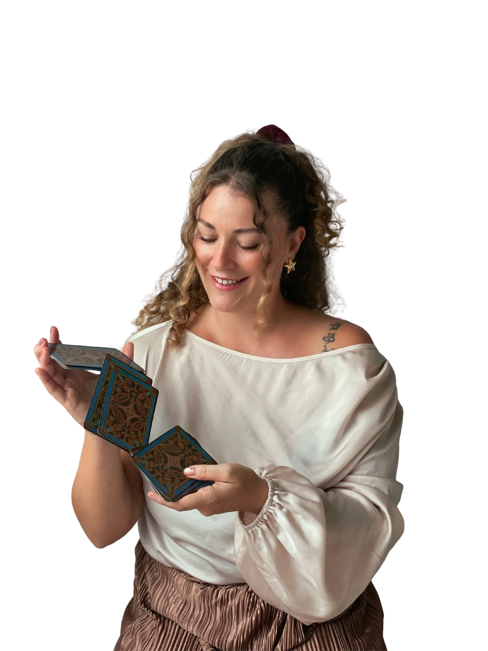 Chiara Regazzoni étalant un jeu de cartes de tarot.
